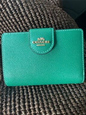 COACH  Green Textured Leather Card Wallet with Gold Logo
